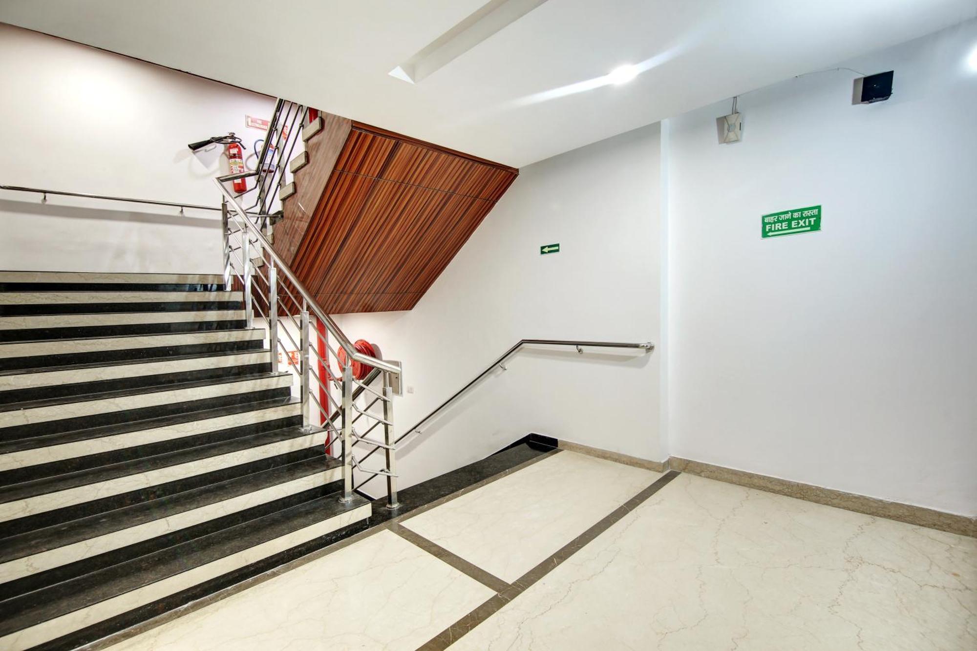 Hotel Neu Villa - Near Connaught Place & New Delhi Railway Station Ню Делхи Екстериор снимка